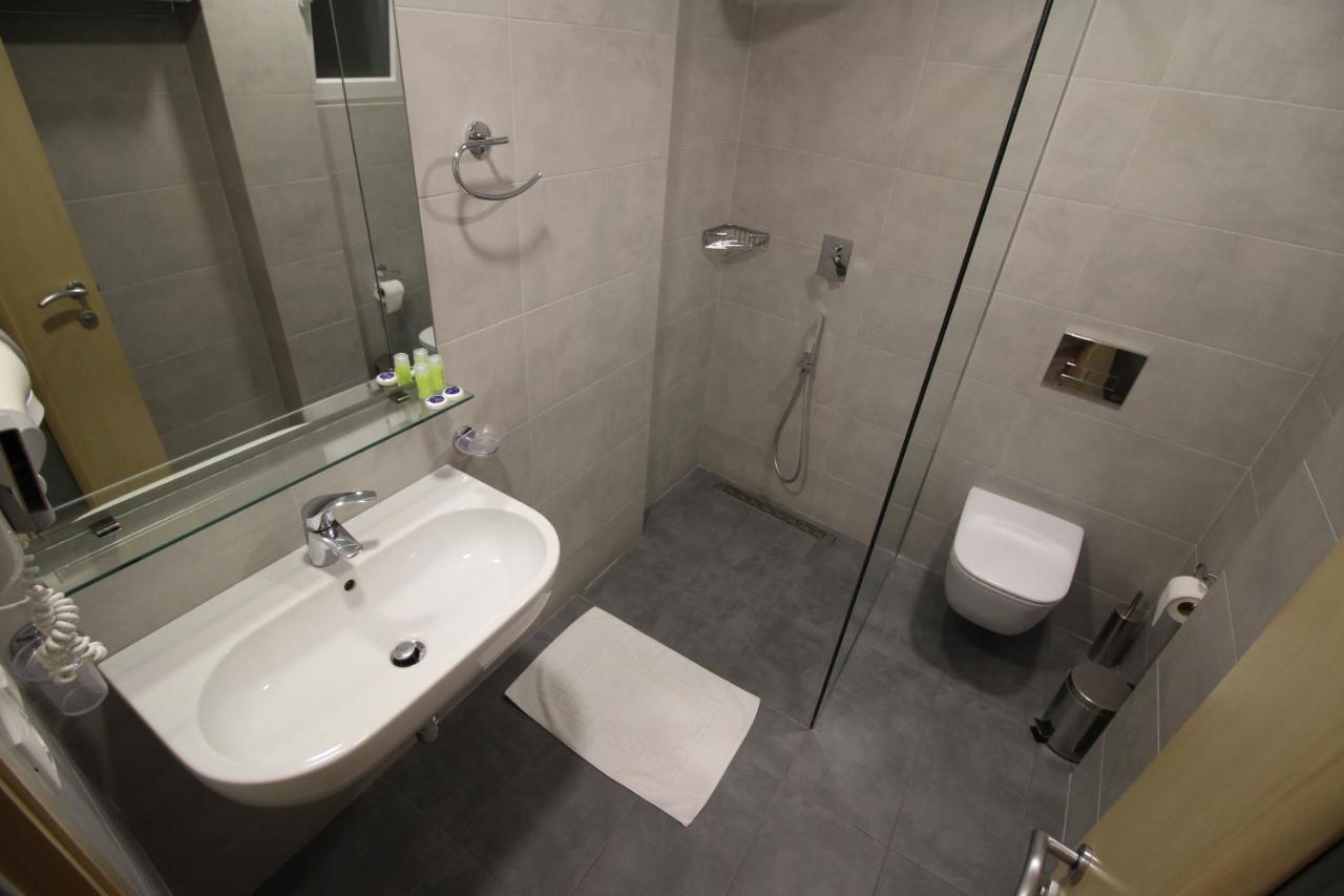 סרנדה Hotel Ari מראה חיצוני תמונה