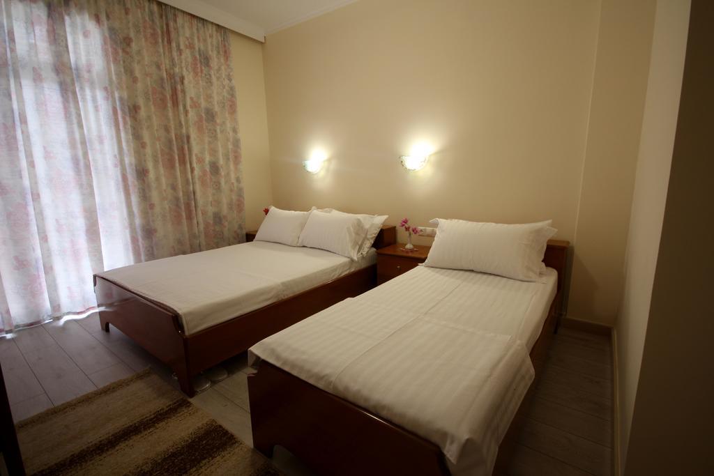 סרנדה Hotel Ari מראה חיצוני תמונה