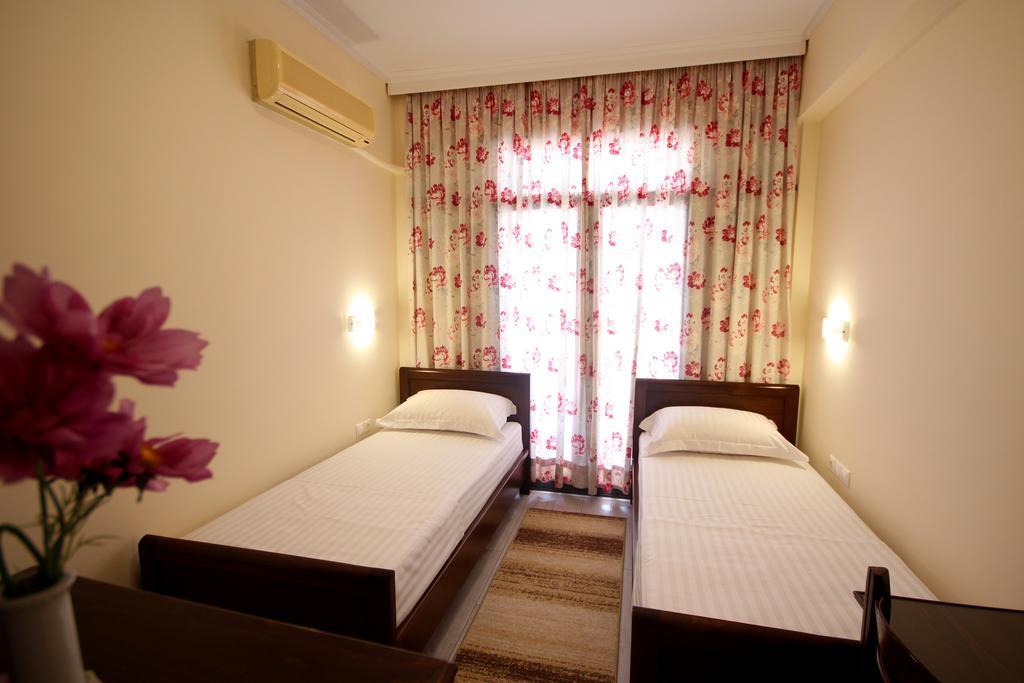 סרנדה Hotel Ari מראה חיצוני תמונה