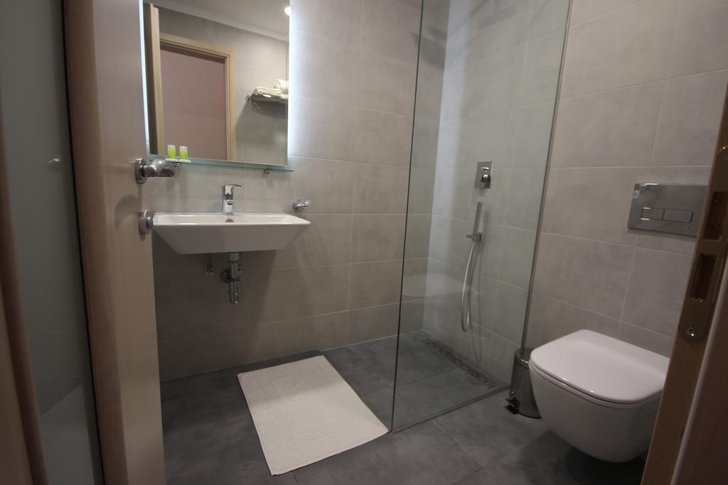סרנדה Hotel Ari מראה חיצוני תמונה