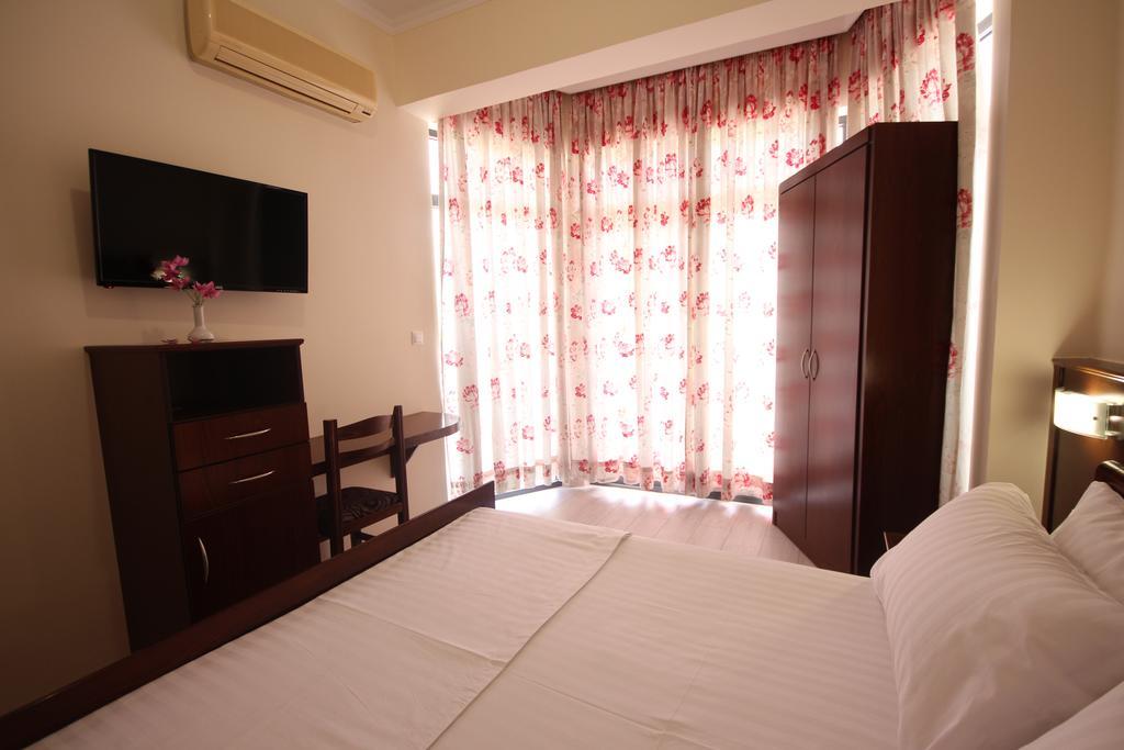 סרנדה Hotel Ari מראה חיצוני תמונה
