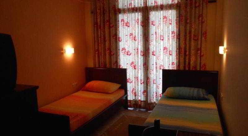 סרנדה Hotel Ari מראה חיצוני תמונה