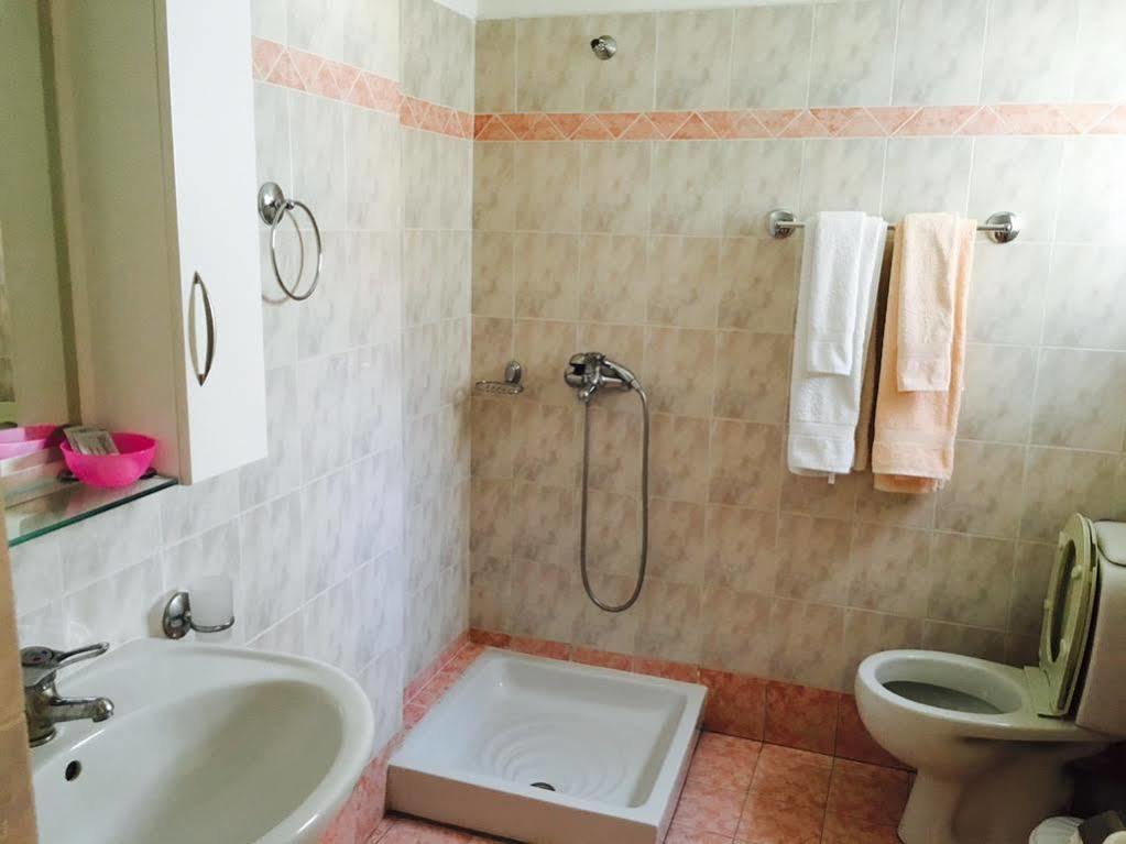 סרנדה Hotel Ari מראה חיצוני תמונה