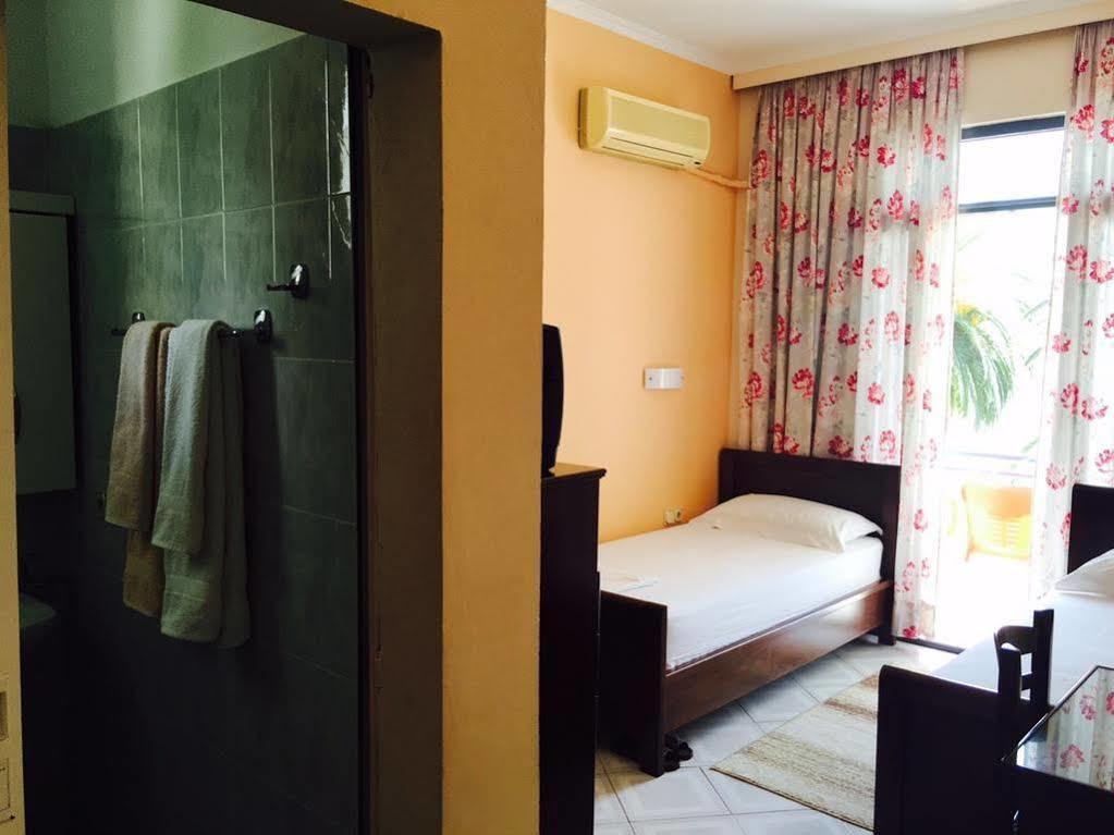 סרנדה Hotel Ari מראה חיצוני תמונה
