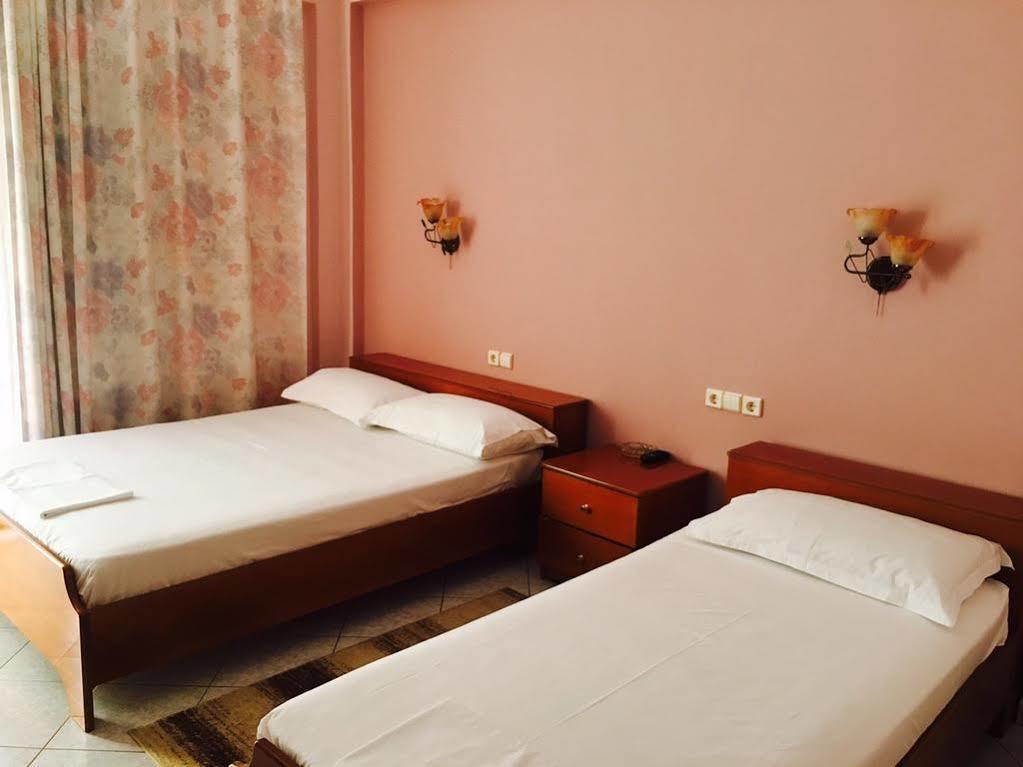 סרנדה Hotel Ari מראה חיצוני תמונה