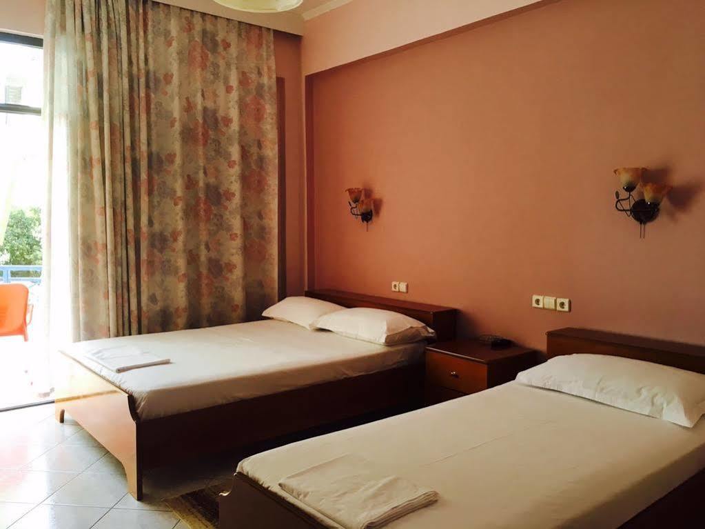 סרנדה Hotel Ari מראה חיצוני תמונה